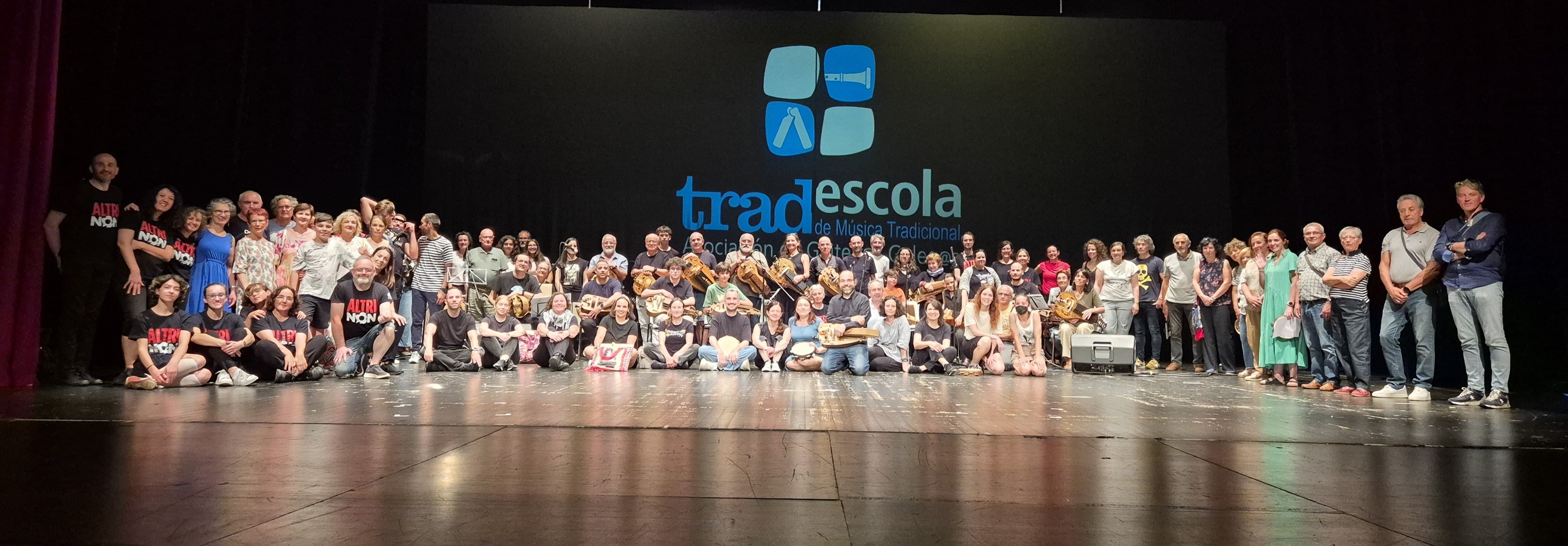 Alumnado da Tradescola despois da actuación de fin de curso 2025-2026
