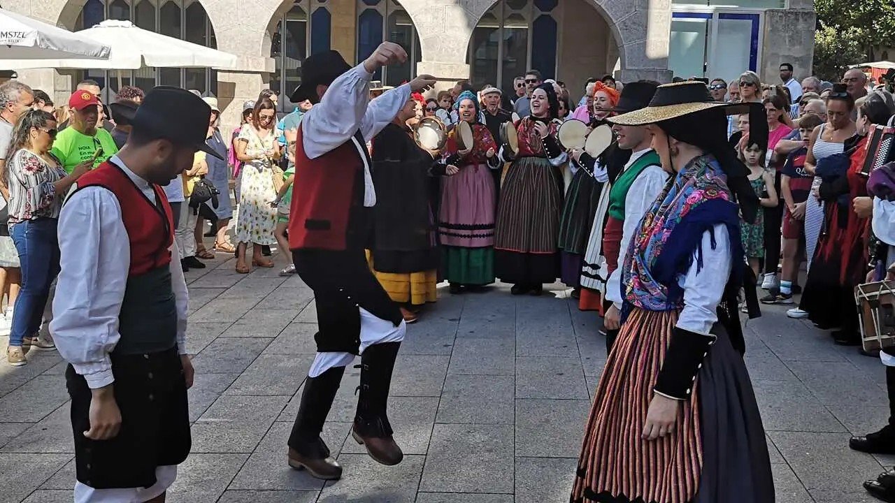 Un grupo de música e baile tradicionais durante unha actuación no Domingo das Mozas en Lugo