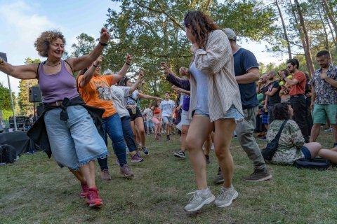 Bailando na Mostra de instrumentos de música tradicional. Pardiñas 2025