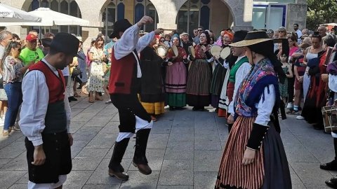 Un grupo de música e baile tradicionais durante unha actuación no Domingo das Mozas en Lugo