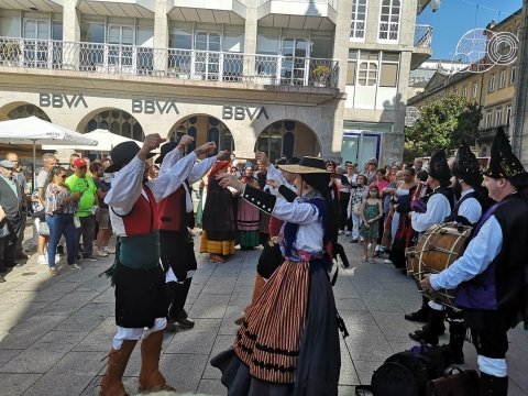 Grupo de música tradicional durante unha actuación nunha edición pasada do Domingo das Mozas